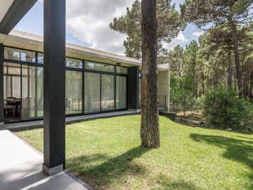 VENTA CASA 5 AMBIENTES BARRIO PIONEROS PINAMAR