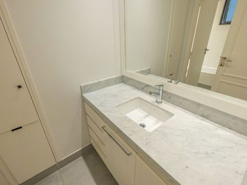 Venta Dpto. 4 amb. Palermo Chico patio y cochera