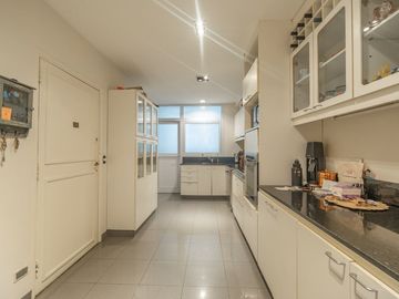 Venta Dpto. 4 amb. Palermo Chico patio y cochera