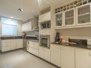 Venta Dpto. 4 amb. Palermo Chico patio y cochera