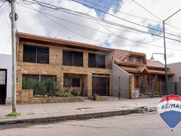 CASA 5 AMB, 8.66 x 37 C/COCHERA Y JARDÍN.