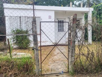 Lote con casa en venta en Benavidez para refacción