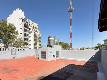 VENTA PH 6AMB MUY LUMINOSO BALCÓN TERRAZA QUINCHO