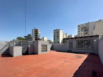 VENTA PH 6AMB MUY LUMINOSO BALCÓN TERRAZA QUINCHO