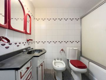 VENTA PH 6AMB MUY LUMINOSO BALCÓN TERRAZA QUINCHO