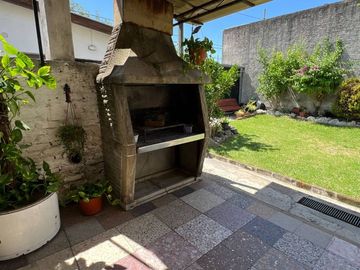 VENTA CASA Y 2 DEPTOS CON PILETA APTO CREDITO