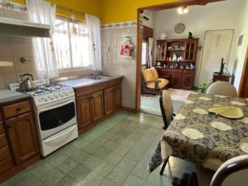 VENTA CASA Y 2 DEPTOS CON PILETA APTO CREDITO