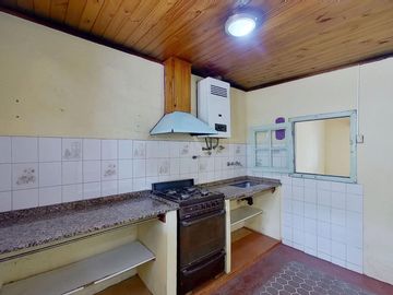 CASA 4 AMBIENTES EN VENTA EN VALENTIN ALSINA PATIO