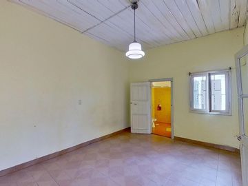 CASA 4 AMBIENTES EN VENTA EN VALENTIN ALSINA PATIO