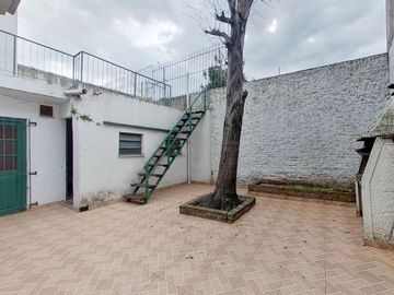 CASA 4 AMBIENTES EN VENTA EN VALENTIN ALSINA PATIO