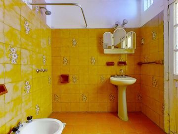 CASA 4 AMBIENTES EN VENTA EN VALENTIN ALSINA PATIO