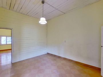 CASA 4 AMBIENTES EN VENTA EN VALENTIN ALSINA PATIO