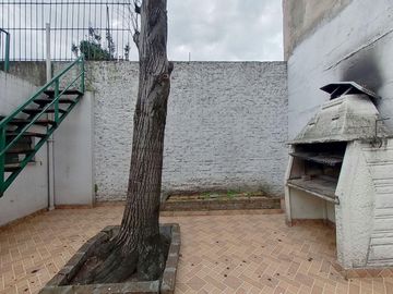 CASA 4 AMBIENTES EN VENTA EN VALENTIN ALSINA PATIO