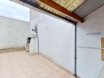 CASA 4 AMBIENTES EN VENTA EN VALENTIN ALSINA PATIO