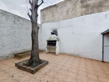 CASA 4 AMBIENTES EN VENTA EN VALENTIN ALSINA PATIO