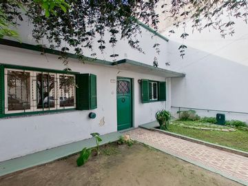 CASA 4 AMBIENTES EN VENTA EN VALENTIN ALSINA PATIO