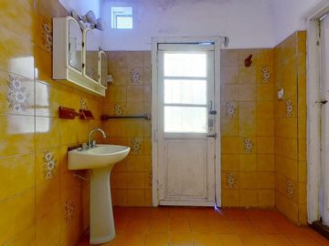 CASA 4 AMBIENTES EN VENTA EN VALENTIN ALSINA PATIO