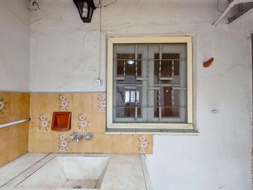 CASA 4 AMBIENTES EN VENTA EN VALENTIN ALSINA PATIO