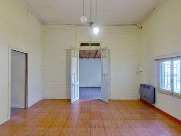 CASA 4 AMBIENTES EN VENTA EN VALENTIN ALSINA PATIO