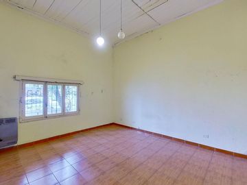 CASA 4 AMBIENTES EN VENTA EN VALENTIN ALSINA PATIO