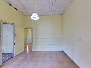CASA 4 AMBIENTES EN VENTA EN VALENTIN ALSINA PATIO