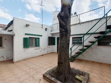 CASA 4 AMBIENTES EN VENTA EN VALENTIN ALSINA PATIO