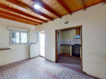 CASA 4 AMBIENTES EN VENTA EN VALENTIN ALSINA PATIO