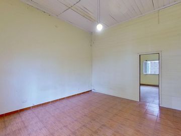 CASA 4 AMBIENTES EN VENTA EN VALENTIN ALSINA PATIO