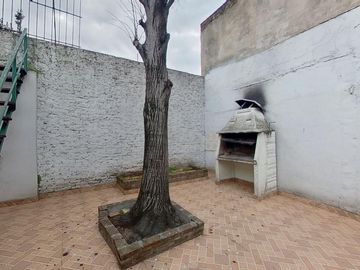 CASA 4 AMBIENTES EN VENTA EN VALENTIN ALSINA PATIO