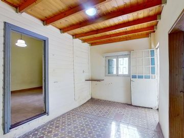 CASA 4 AMBIENTES EN VENTA EN VALENTIN ALSINA PATIO