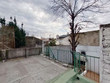 CASA 4 AMBIENTES EN VENTA EN VALENTIN ALSINA PATIO