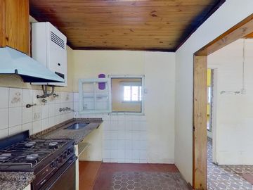 CASA 4 AMBIENTES EN VENTA EN VALENTIN ALSINA PATIO