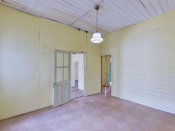 CASA 4 AMBIENTES EN VENTA EN VALENTIN ALSINA PATIO
