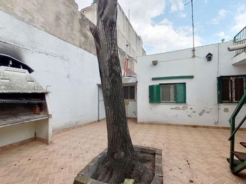 CASA 4 AMBIENTES EN VENTA EN VALENTIN ALSINA PATIO
