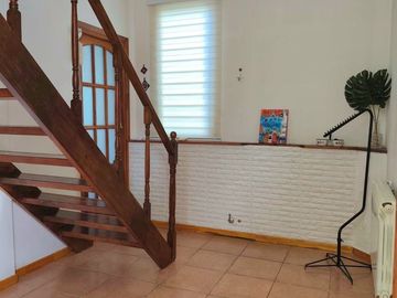 CASA CENTRICA CON PARRILLA Y PATIO