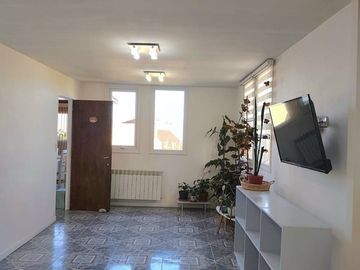 CASA CENTRICA CON PARRILLA Y PATIO