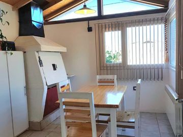 CASA CENTRICA CON PARRILLA Y PATIO