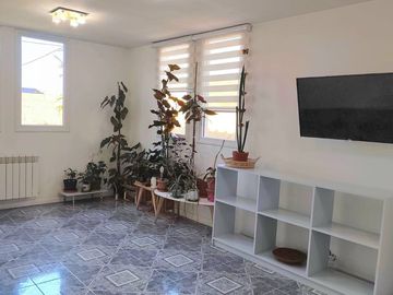 CASA CENTRICA CON PARRILLA Y PATIO
