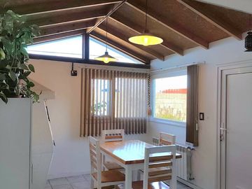 CASA CENTRICA CON PARRILLA Y PATIO