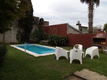 Casa en venta. Fisherton R. Parque y pileta.