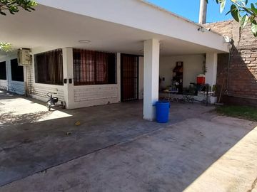VENTA 3 CASAS +PISCINA+ SALON COMERCIAL+PARQUE