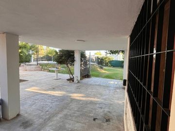 VENTA 3 CASAS +PISCINA+ SALON COMERCIAL+PARQUE