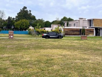 LOTE EN VENTA EN BARRIO SANTA LUCIA PILAR DEL ESTE