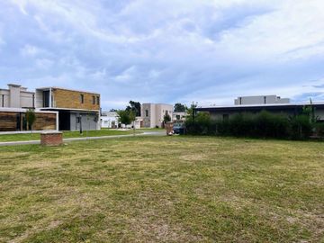 LOTE EN VENTA EN BARRIO SANTA LUCIA PILAR DEL ESTE