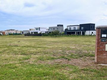 LOTE EN VENTA EN BARRIO SANTA LUCIA PILAR DEL ESTE