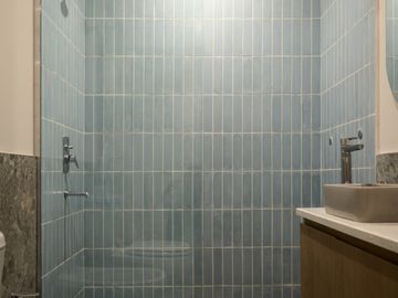 VENTA RICCHIERI 1400, CASA 3 DORMIT + comodin, 3 baños, cochera, patio y piscina.