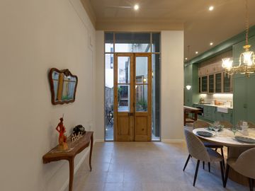 VENTA RICCHIERI 400, CASA DOS PLANTAS, 3 DORMITORIOS, 3 BAÑOS, CON COCHERA.