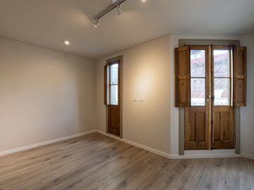 VENTA RICCHIERI 400, CASA DOS PLANTAS, 3 DORMITORIOS, 3 BAÑOS, CON COCHERA.