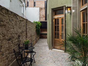 VENTA RICCHIERI 400, CASA DOS PLANTAS, 3 DORMITORIOS, 3 BAÑOS, CON COCHERA.