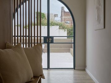 VENTA SARMIENTO 2300 CASA EN DOS PLANTAS 3 DORMITORIOS, 3 BAÑOS CON COCHERA Y PISCINA